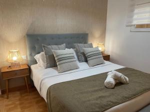 1 dormitorio con 1 cama grande y cabecero azul en Edificio Amarillo en el Barrio, en Alicante