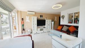 Televízia a/alebo spoločenská miestnosť v ubytovaní Apartamentos Saint Malo Familidays