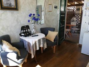 ein Tisch und Stühle mit einer Blumenvase drauf in der Unterkunft La Serra Sul Mare in Monterosso al Mare