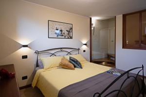 - une chambre avec un lit et 2 oreillers dans l'établissement IL BORGO 48 - Regarda Travel, à Bardolino