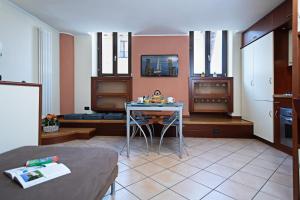 - un salon avec une table et un canapé dans l'établissement IL BORGO 48 - Regarda Travel, à Bardolino