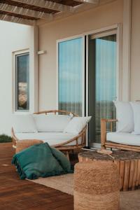 un soggiorno con divano e una grande finestra di Methe a Lizzano