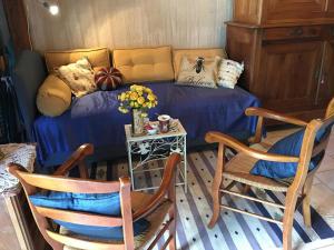 a living room with a couch and two chairs at Le balét in Asnois