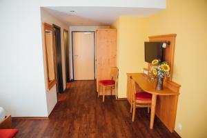 a room with a desk and a table with a television at Bräuhaus Ummendorf in Ummendorf-Biberach +25 photos