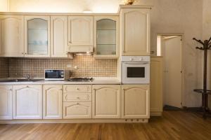 A kitchen or kitchenette at Apartments Florence- The retreat
