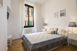 A bed or beds in a room at Apartments Florence- The retreat