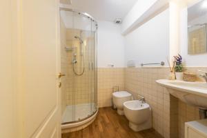 A bathroom at Apartments Florence- The retreat