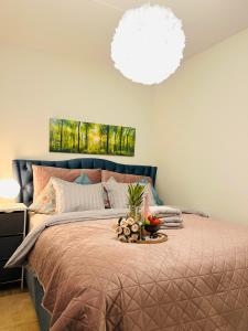 sypialnia z dużym łóżkiem z niebieskim zagłówkiem w obiekcie Luxury of aristocrats near airport and jumbo w mieście Vantaa