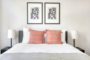 a bedroom with a white bed with two lamps at Menlo Park 1BR w Lounge WD nr Caltrain SFO-993 in Menlo Park