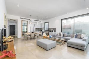 a living room with a couch and a table at Luxury 3BR on Frishman SEA u TLV in Tel Aviv
