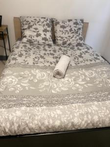 Una cama con una manta y una toalla. en La Plénitude Marseillaise - T4 de 70 m2, 3 chambres, centre-ville, 8 couchages, en Marsella