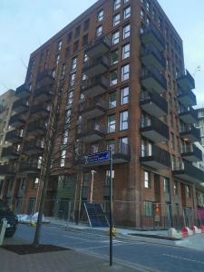 wysoki ceglany budynek z znakiem ulicznym przed nim w obiekcie Sublime Jadwin, Liverpool Lime City w Liverpoolu