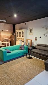 salon z niebieską kanapą i kuchnią w obiekcie BASIC MANSION + (Mandalina-Šibenik) w Szybeniku
