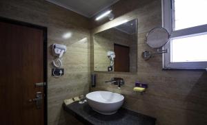 y baño con lavabo y espejo. en Mount Lungta Boutique Hotel & Spa, en Darjeeling
