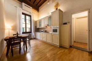 A kitchen or kitchenette at Apartments Florence- The retreat