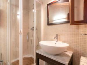 a bathroom with a sink and a shower at Bombonera romántica con vistas a Grandvalira in El Tarter