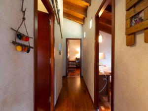 a hallway leading to a room with a kitchen and a hallway at Bombonera romántica con vistas a Grandvalira in El Tarter