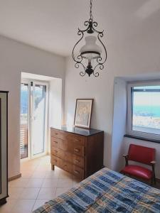sypialnia z łóżkiem, komodą i oknem w obiekcie Nanninella hh w Sorrento