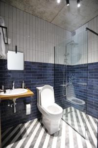 un bagno con wc, lavandino e doccia di Aragvispiri wine cellar a Aragvispiri