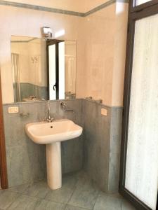 a bathroom with a sink and a mirror at Appartamento Turistico FRAU A in Sinalunga
