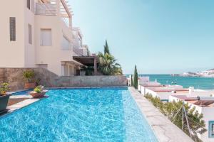 einen Pool in einer Villa mit Meerblick in der Unterkunft Villa Luz del Puerto in San José