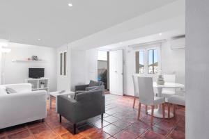 ein Wohnzimmer mit Sofa und Tisch in der Unterkunft Villa Luz del Puerto in San José