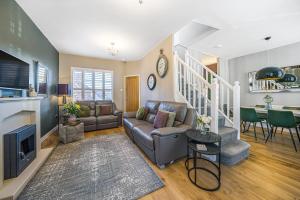 ein Wohnzimmer mit Sofa und Tisch in der Unterkunft Corner Lodge Bishophill York - FREE PARKING in York