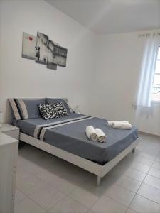 ein Bett mit zwei Kissen darauf in einem Schlafzimmer in der Unterkunft Holiday House Chiara in SantʼAntìoco