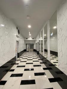 un pasillo con suelo a cuadros en blanco y negro en Apartamenty Katowice Chopina 16, en Katowice