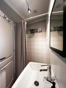 シントラにあるCastelinho da Azóia - Checkinhomeの洗面台と鏡のある白いバスルーム