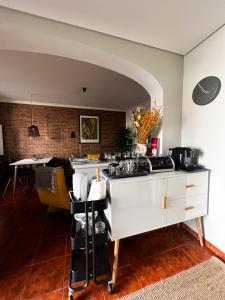 uma cozinha com um lavatório e um fogão forno superior em Castelinho da Azóia - Checkinhome em Sintra