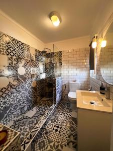 y baño con aseo y lavamanos. en Castelinho da Azóia - Checkinhome en Sintra
