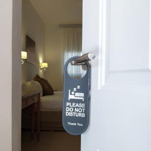 a door sign that says please do not disturb at Mandara - Country Lodging in Urim