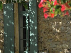 卡斯泰爾諾德梅多克的住宿－島嶼堡壘- 客房酒店，红花砖墙旁的窗户