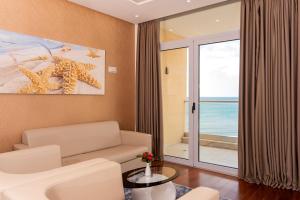 uma sala de estar com um sofá e vista para o oceano em Deluxe & Executive SPA by Rafaelo em Shëngjin
