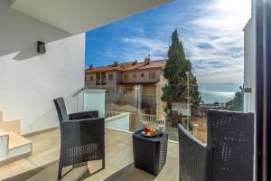 a balcony with chairs and a view of the ocean at Portomarina VI in Pilar de la Horadada
