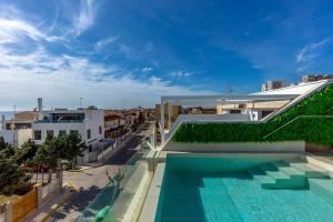 un edificio con piscina di fronte a un edificio di Portomarina VI a Pilar de la Horadada