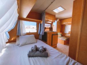 蒂納霍的住宿－Glamping Caravan Lanzarote，卧室配有一张位于走廊的床铺