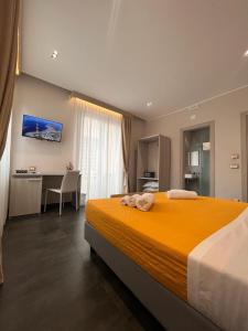 una camera con un grande letto e una scrivania di B&B Margherita a Messina