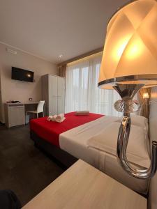una camera da letto con un grande letto con una lampada di B&B Margherita a Messina
