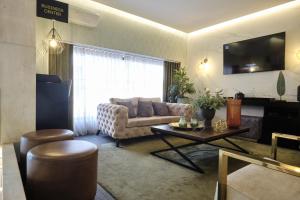 ein Wohnzimmer mit einem Sofa und einem Tisch in der Unterkunft Duplo Charme Boutique Hotel in Lissabon