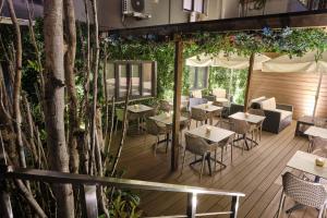 un ristorante con tavoli e sedie su una terrazza in legno di Duplo Charme Boutique Hotel a Lisbona