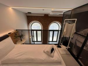 ein Schlafzimmer mit einem Bett und einer Ziegelwand in der Unterkunft Fesh Lofts in Wien