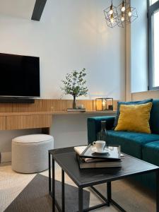 a living room with a blue couch and a coffee table at Fesh Lofts in Vienna