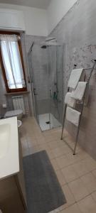 uma casa de banho com um chuveiro e um WC. em Appartamento a due passi da Piazza del Campo em Siena