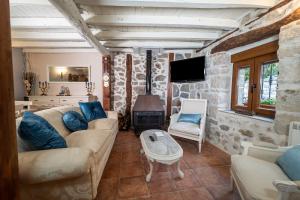 a living room with a couch and a table at La Casa del Señor Perez in Bustarviejo