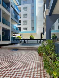 a courtyard in a building with a checkered floor at Lägenhet i Yekta Sobieski Development in Alanya