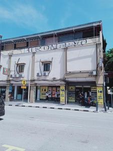 Supermarket nebo jiné obchody v  hostelu nebo okolí