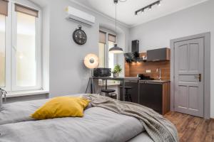 1 dormitorio con 1 cama y cocina en Apartments Porto Marina 2, en Rijeka