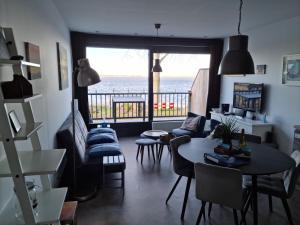 een woonkamer met uitzicht op de oceaan bij De alve marren in Langweer